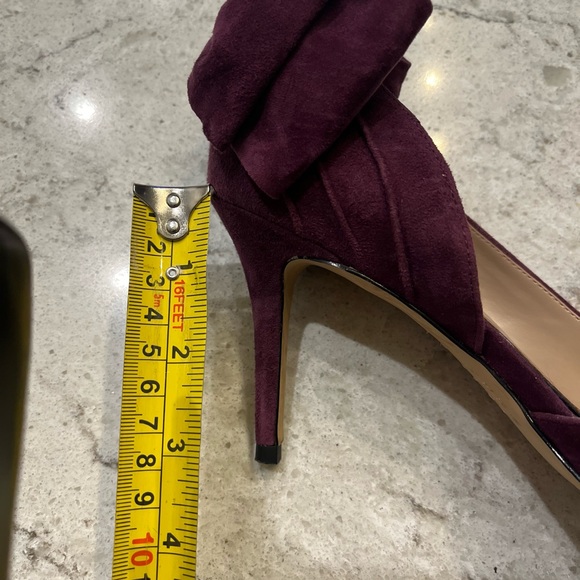 White House Black Market size 8 velvet pumps - Picture 9 of 9